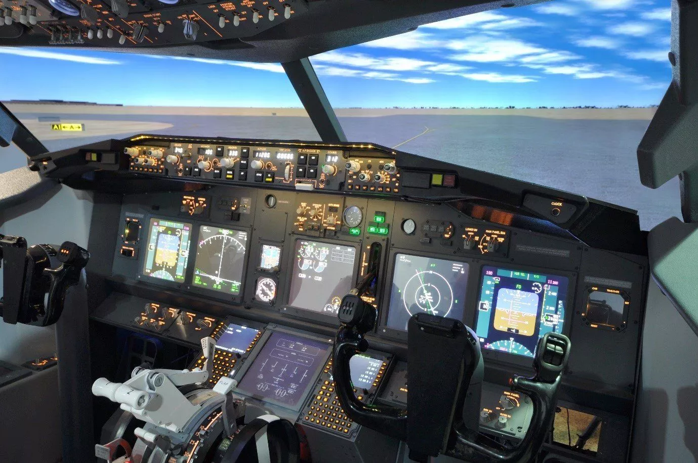 Bevor angehende Piloten in einem Flugzeug sitzen, lernen sie die Abläufe in Flugsimulatoren kennen
