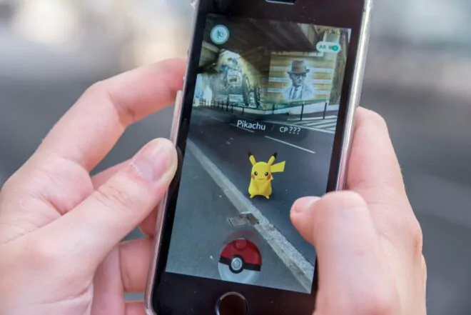 Die Pokémon-Go-App zeigt ein virtuelles Pokémon in realer Umgebung.